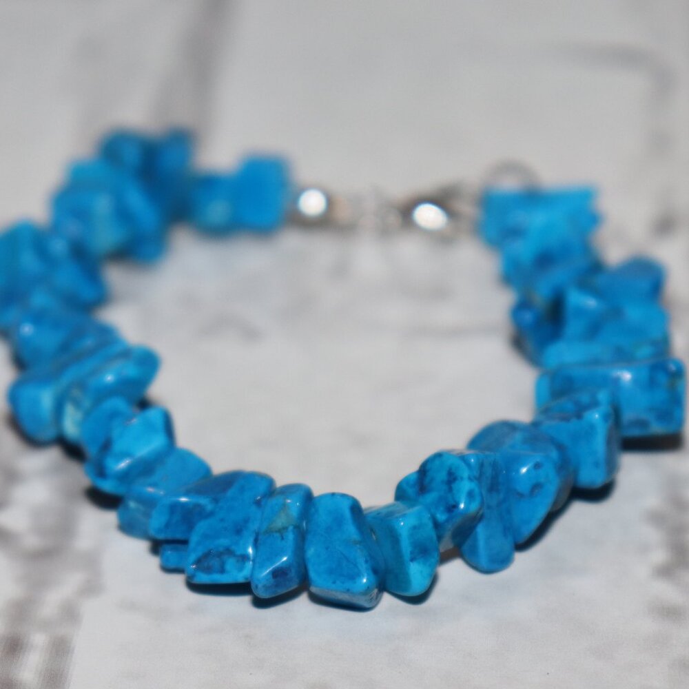 NWOT Turquoise Blue Howlite beaded natural stone bracelet 7.5"